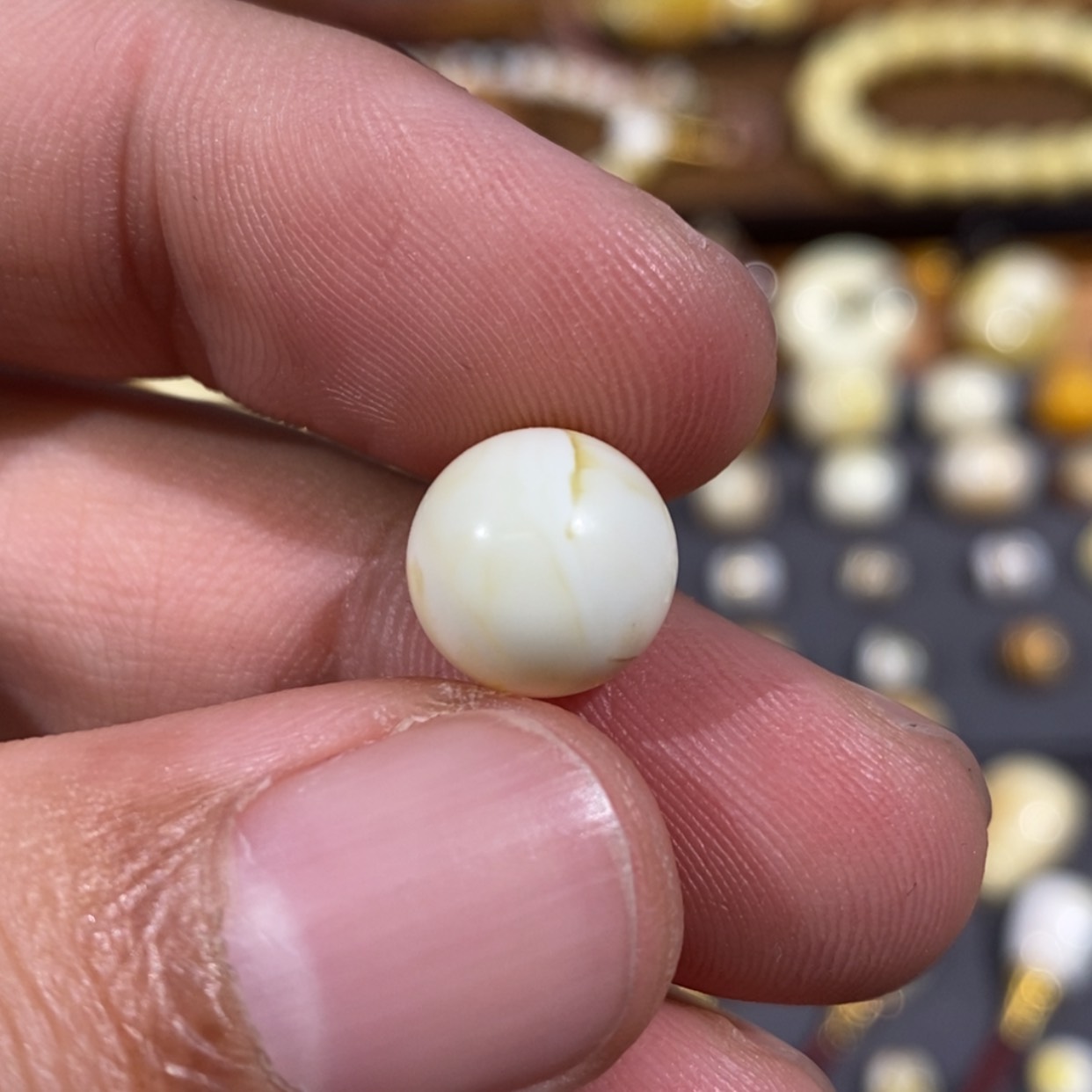 【闪购商品】琥珀裸石未镶嵌桃**龙