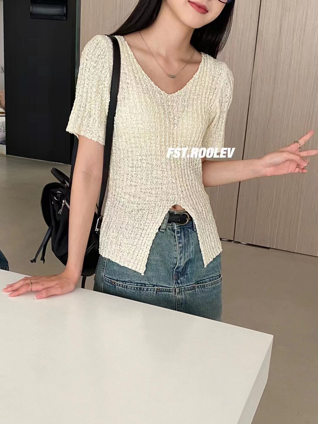 春夏新款小众设计感修身显瘦开叉针织衫法式v领短袖上衣女