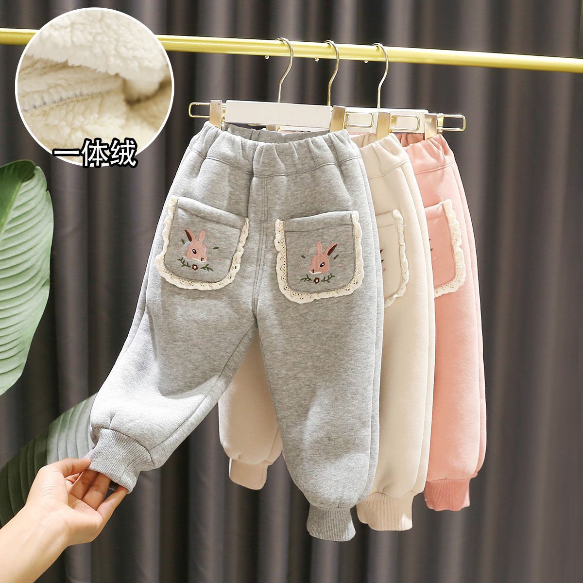 1-5岁女宝宝豪华一体羊羔绒休闲裤3女婴儿童冬季女童加厚加绒棉裤