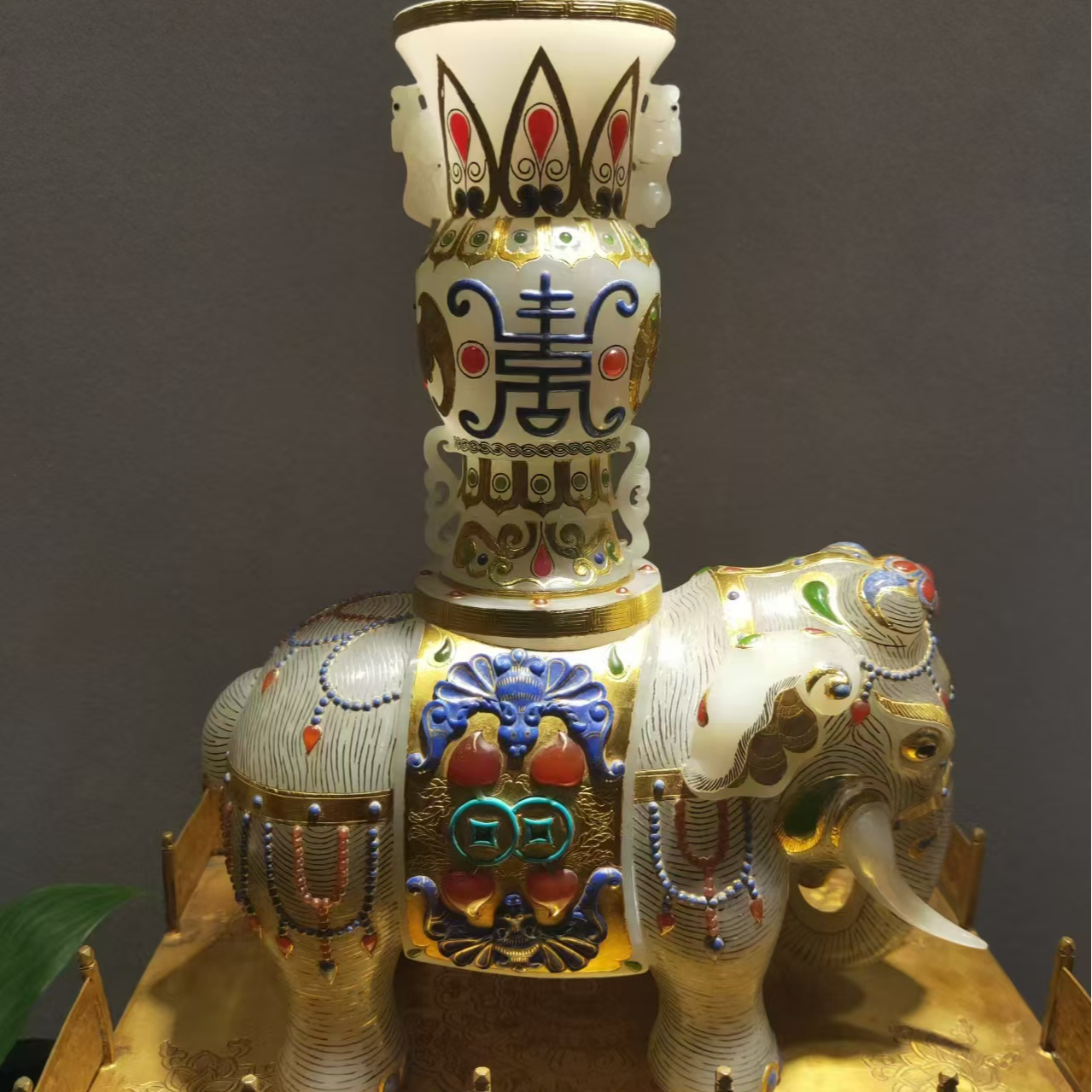和田玉痕都斯坦掐丝镶嵌象尊