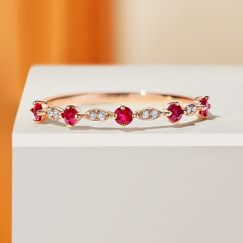 喜钻官方旗舰店18k金红宝石戒指时尚轻奢简约排戒R9374XZ钻石戒指