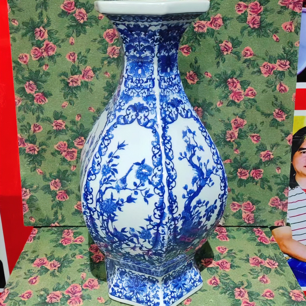 青花开窗花鸟六方瓶