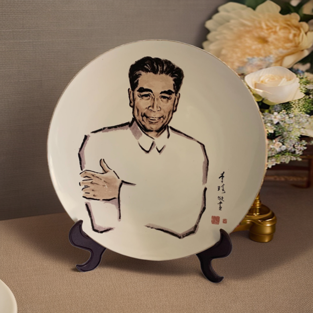 周爷爷摆件陶瓷双耳釉下彩，93年制回流瓷白瓷手绘画 ，直径26厘米