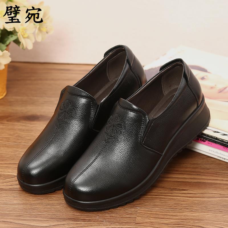 妈妈鞋真皮加绒秋冬季软底中老年奶奶皮鞋大码女鞋41一43老人单鞋