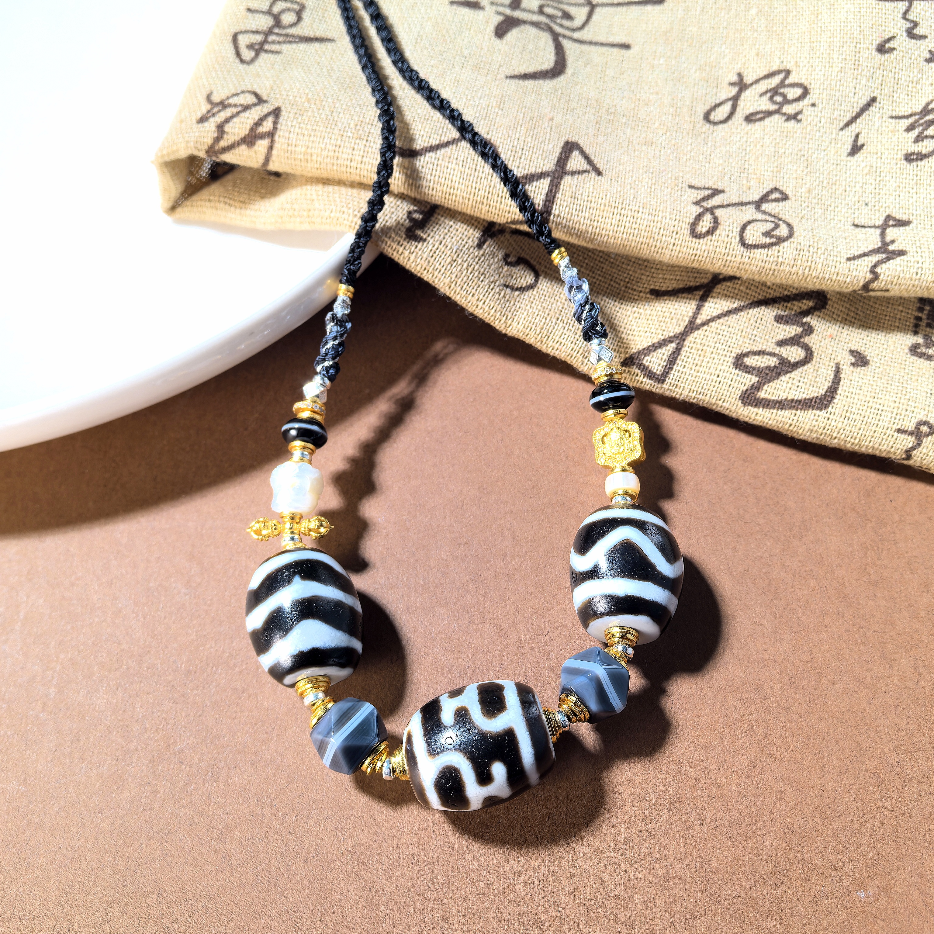 壹加林妹妹 | 玛瑙老许黑白大达洛多宝横款锁骨链