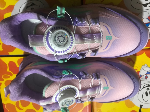 儿童爆款碳板运动鞋2024新款男童女童保暖加绒棉鞋旋转跑步纽扣