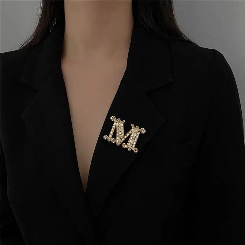 合金胸针 字母胸针高档女字母M大衣西装时尚配饰2022新款气质水钻