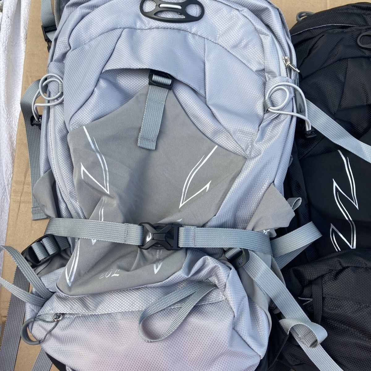 小鹰12L20L暴风魔爪骇客升级款悬浮背负骑行徒步水袋背包送防雨罩