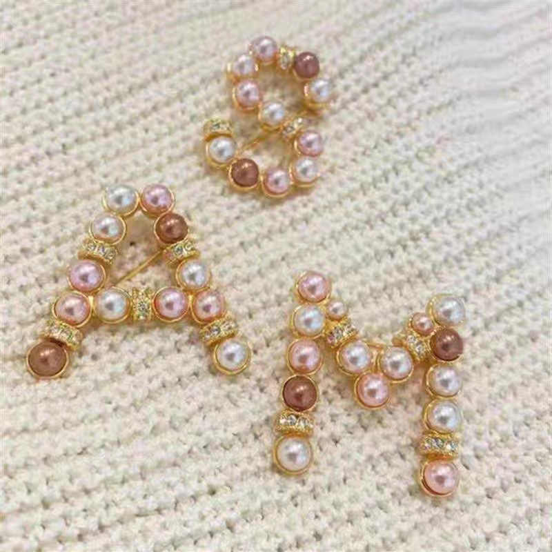 铜合金胸针 季阿玛施新颖2024字母珠珠胸针配饰品衣服胸针