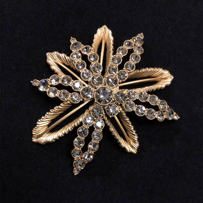 铜合金胸针 季阿玛施新颖2024新款优雅水晶莲花枫叶胸针饰品