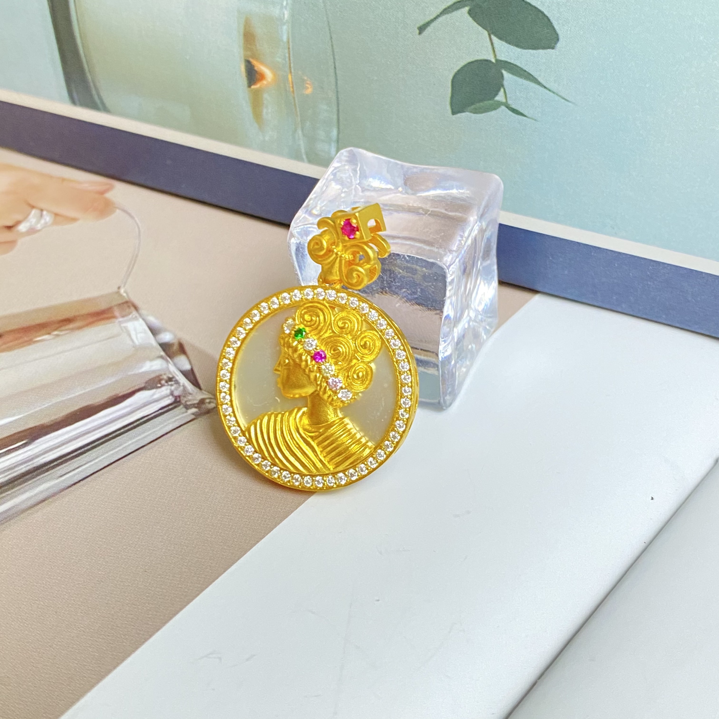 足金999黄金5G工艺气质女王牌镶嵌吊坠