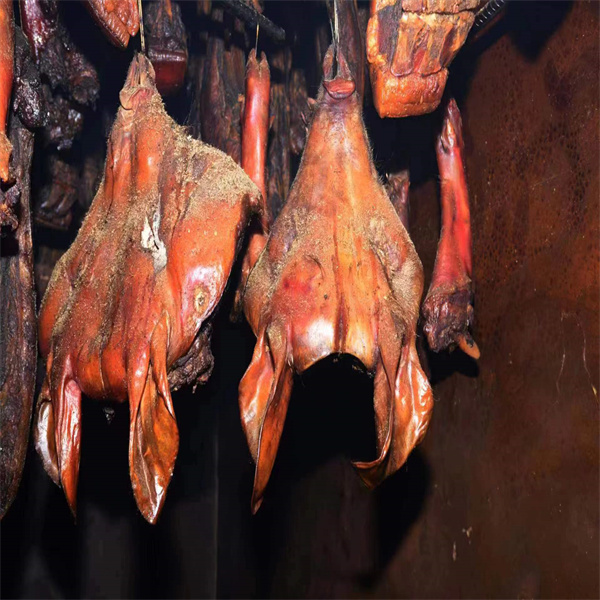 【一称一拍】农家粮食猪柏树枝正宗传统柴火烟熏整猪头