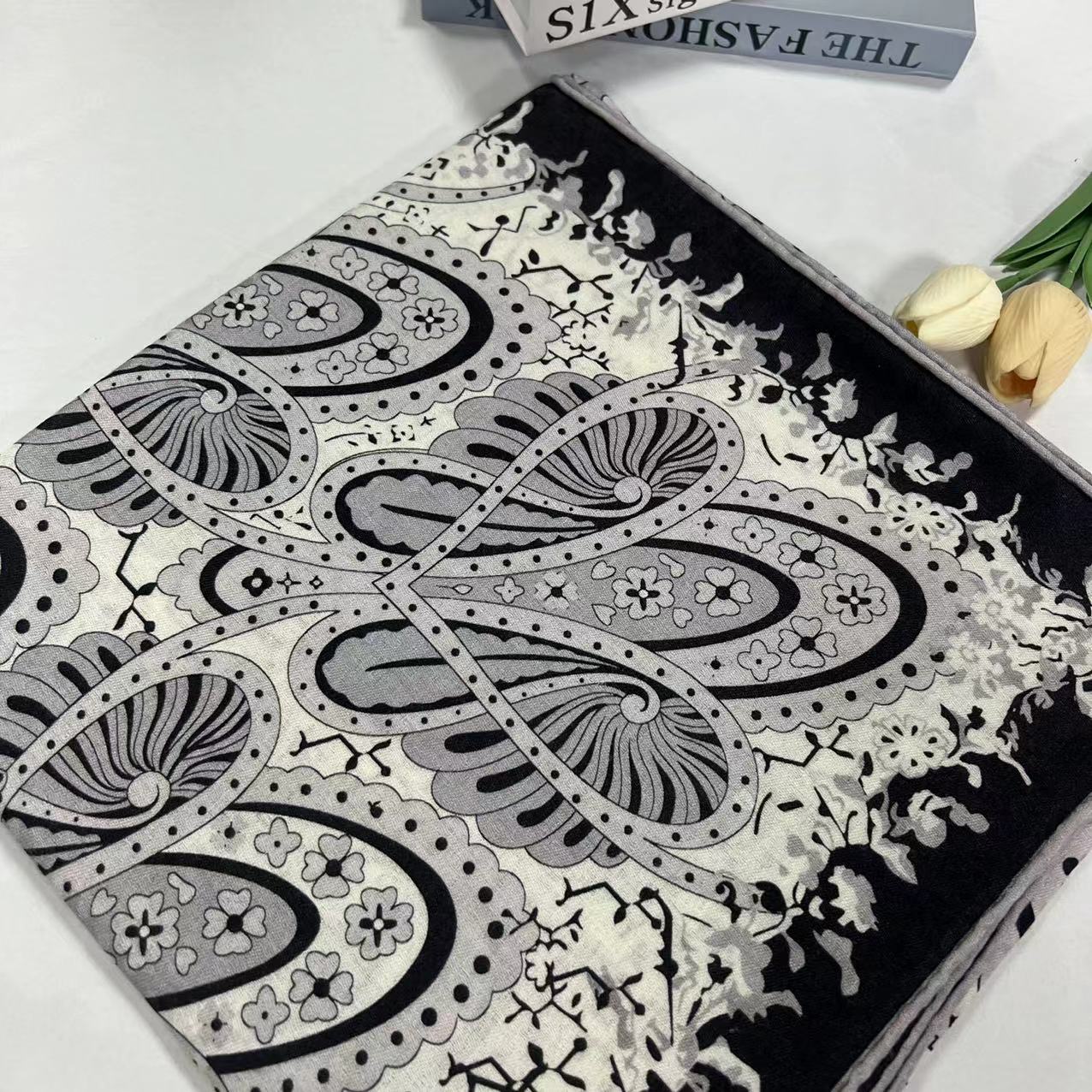 140丝毛方巾-绽蝶花开 提花135cm丝巾