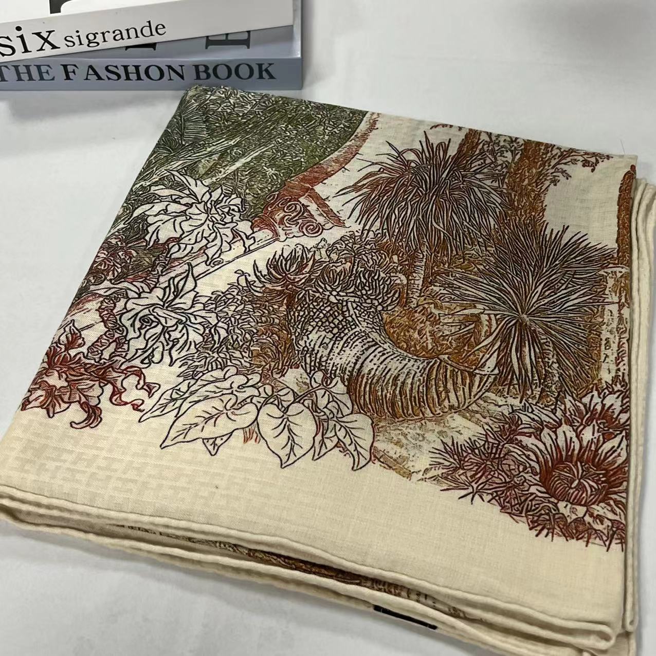 140丝毛方巾-密林环绕 提花135cm丝巾