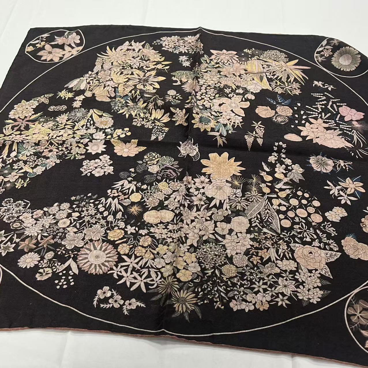70丝绒方巾-墨黑花环 提花65cm丝巾