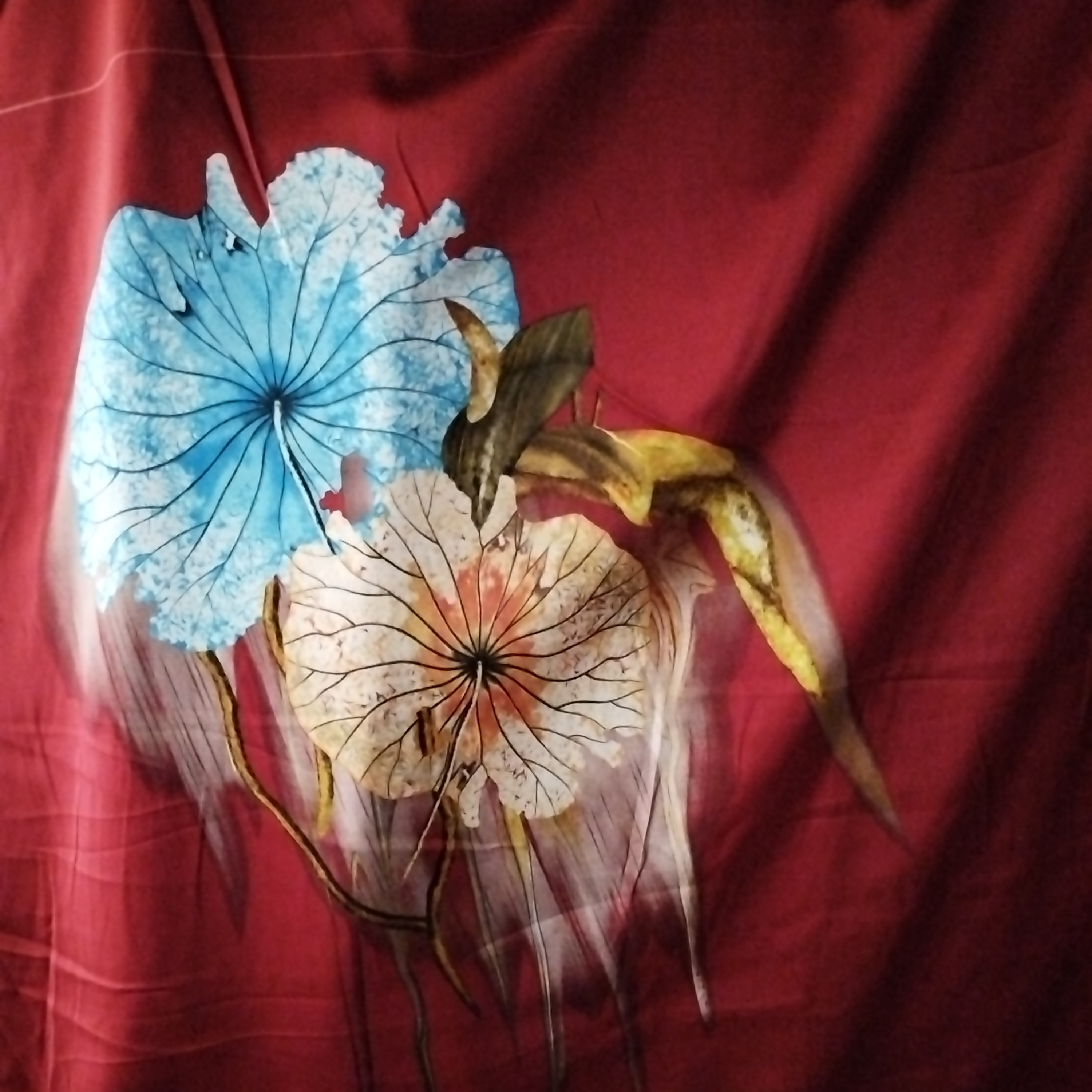 定位花醋酸缎面料，垂坠滑爽，有光泽