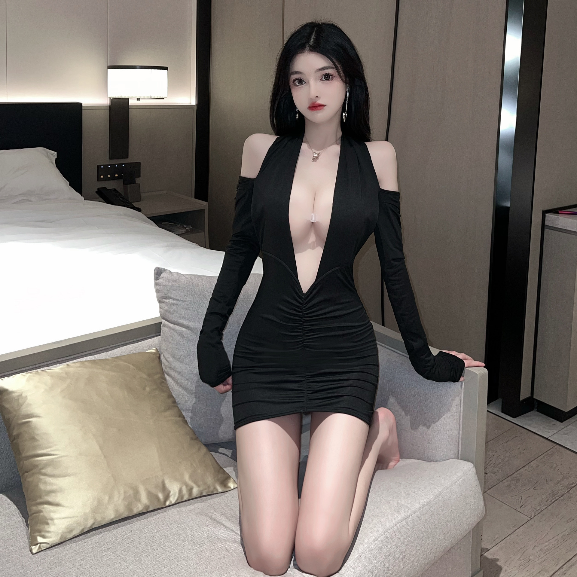 【玩到三点】设计感深V领挂脖褶皱大露背包臀连衣裙