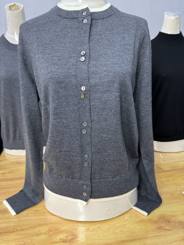 100分精纺纯羊绒带扣女开衫