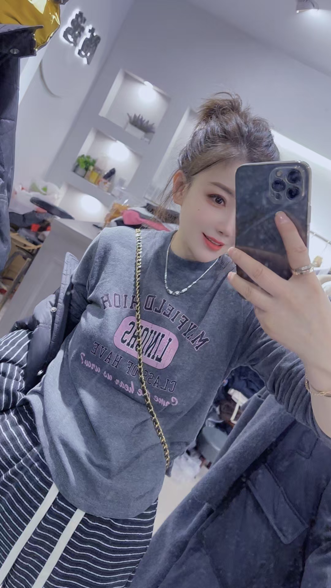 圆领短款字母T恤