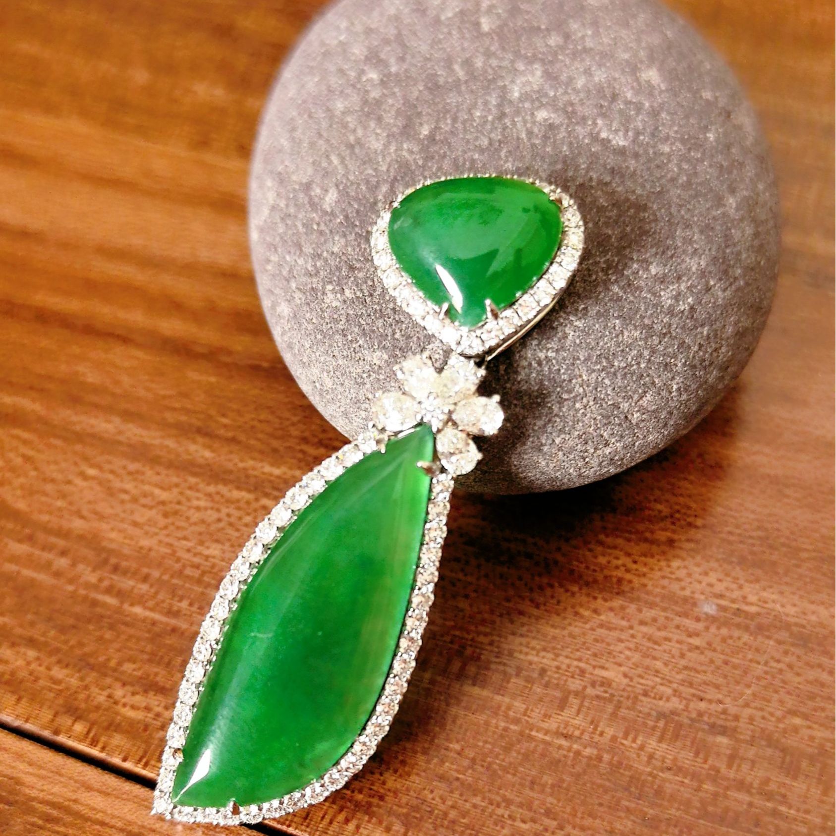 18K金镶钻  镶嵌阳绿翡翠吊坠 气质女士满绿冰阳绿精致挂坠时尚
