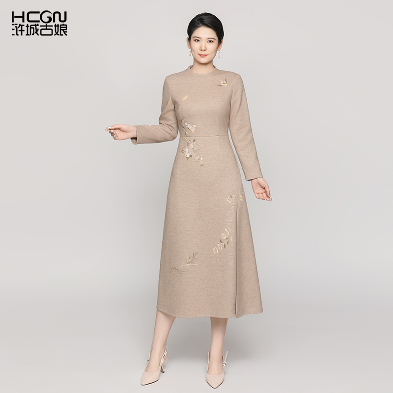 绵羊毛国风精致刺绣秋季舒适百搭长袖圆领清雅芙蓉连衣裙DMT17827