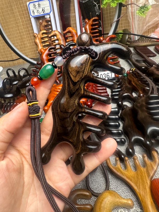 紫光檀带绳款蜗牛按摩木梳