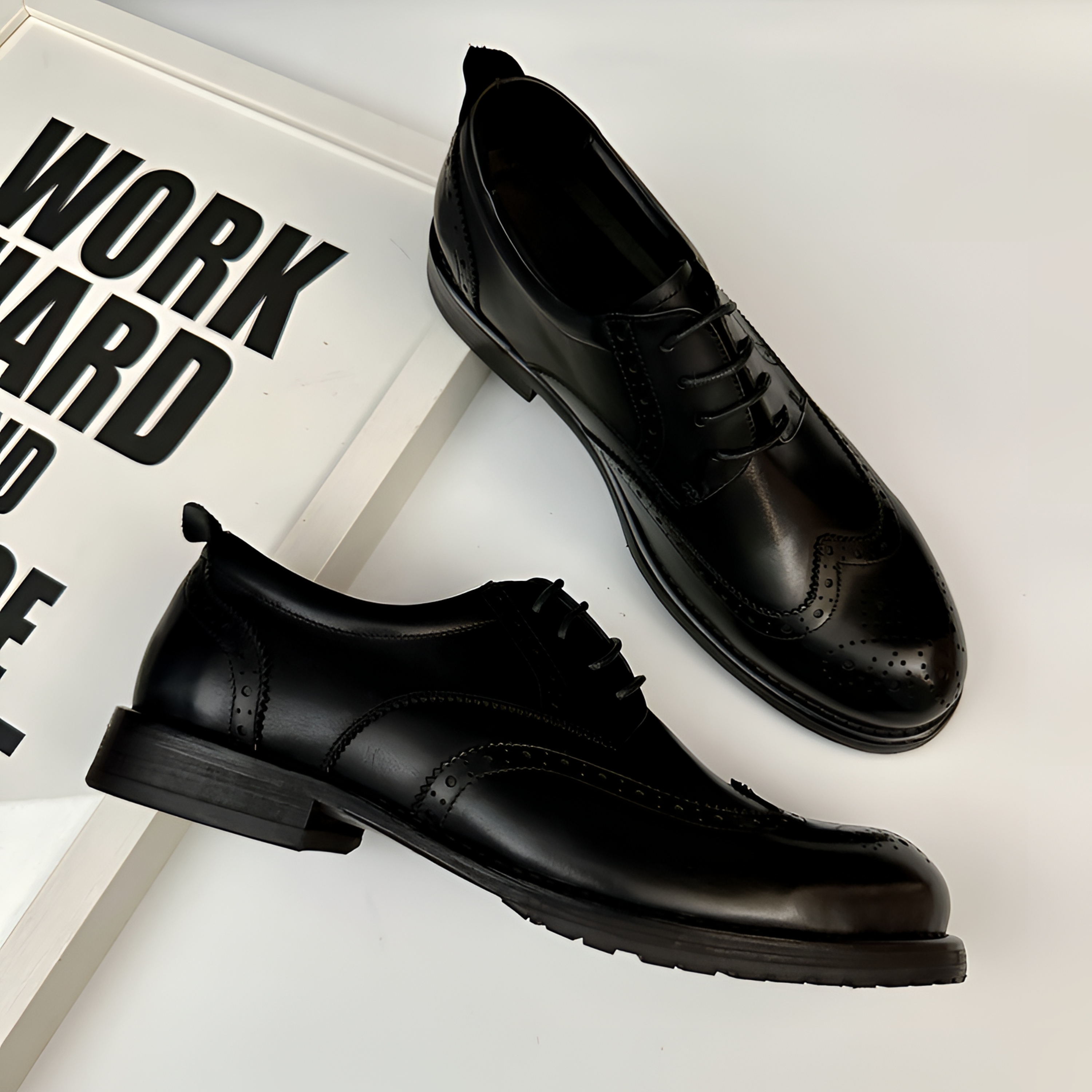 男士马皮时尚雕花圆头皮鞋休闲男皮鞋商务休闲百搭黑色透气真皮潮