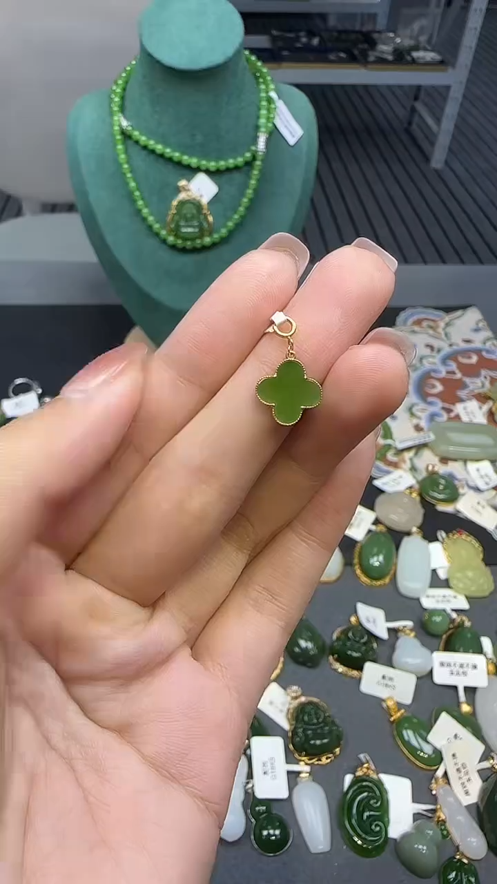 18K金镶嵌和田玉挂件1