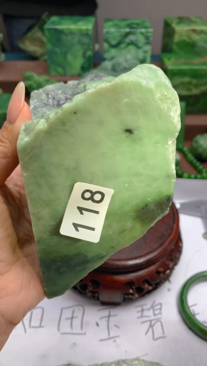 和田玉未镶嵌珠宝半成品1