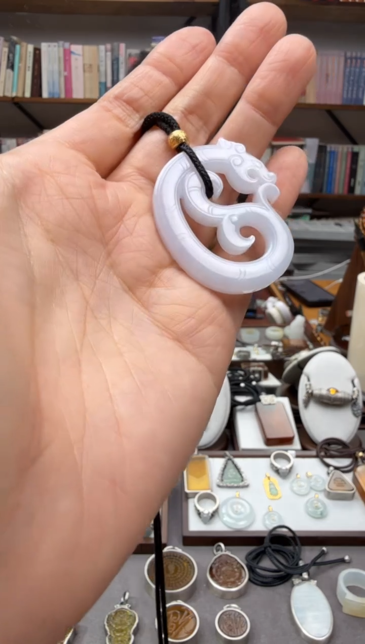 颈饰未镶嵌翡翠龙形佩吊坠