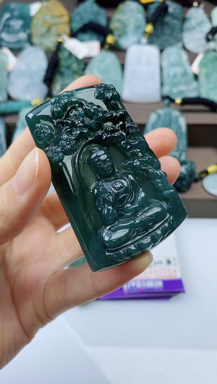 翡翠未镶嵌颈饰 