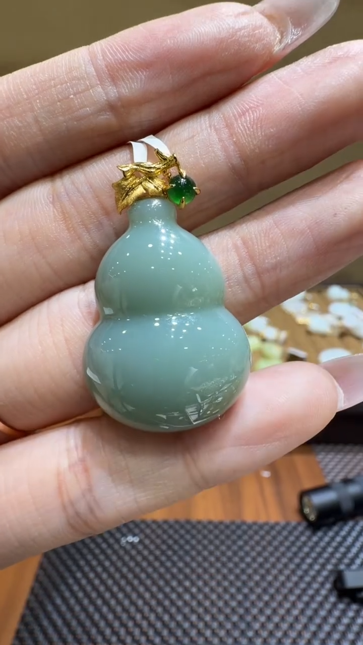 颈饰18K金镶嵌和田玉挂件