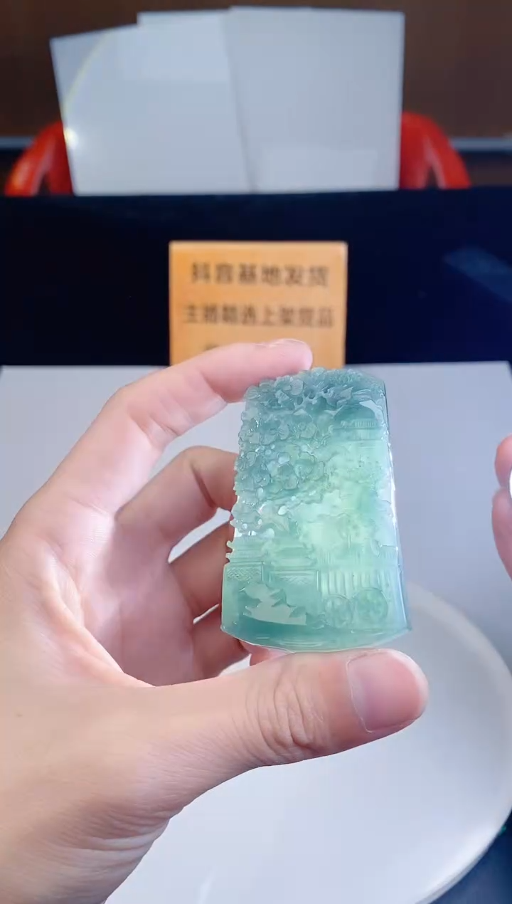 颈饰未镶嵌翡翠 