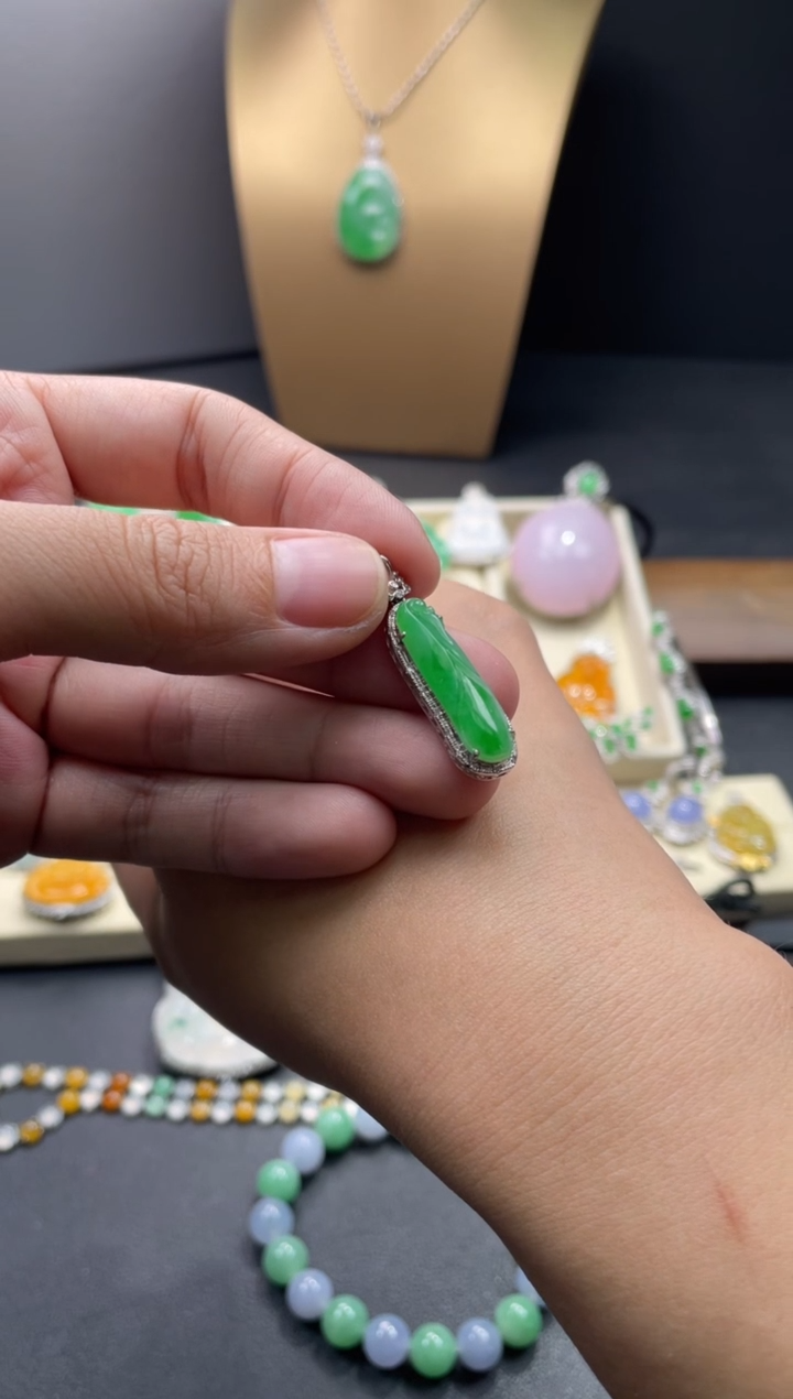 【闪购商品】翡翠颈饰18K金镶嵌31.........