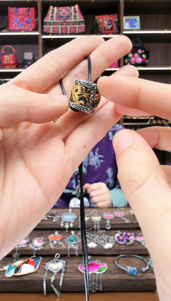 【闪购商品】织绣110蚩梦苗族古绣