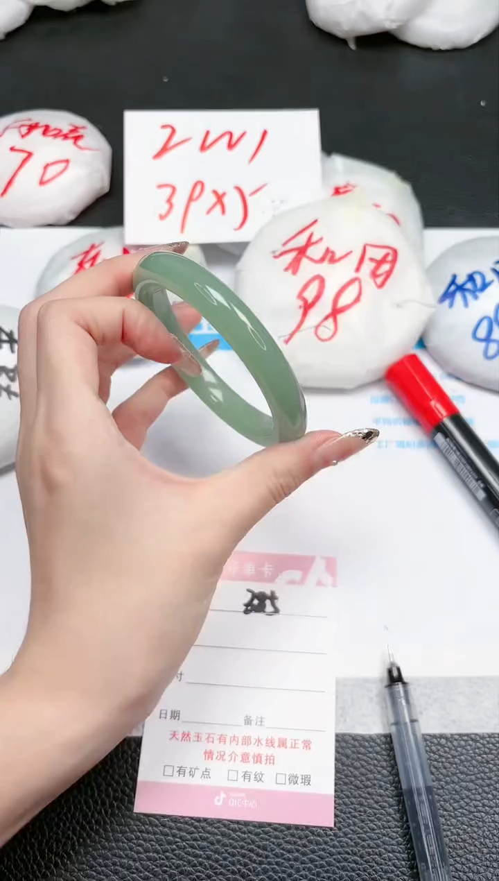 【闪购商品】石英质玉手镯未镶嵌385-58.4