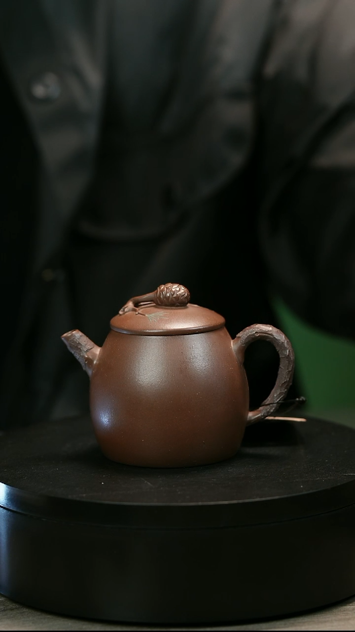 茶壶紫砂麒*麟H2366赵信军底槽青堆绘松果