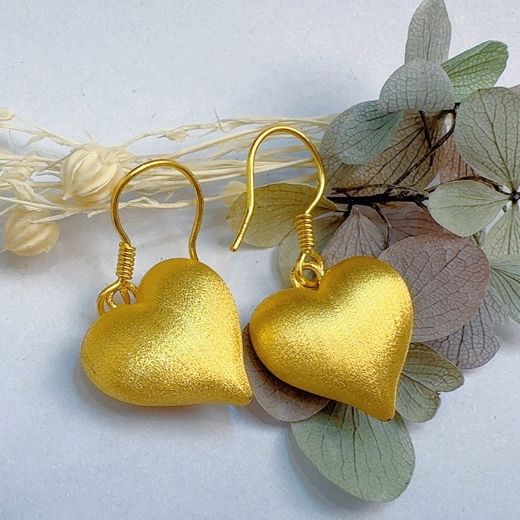 金灵王时尚黄金足金5D无氰工艺喷砂拉丝爱心耳饰简约气质