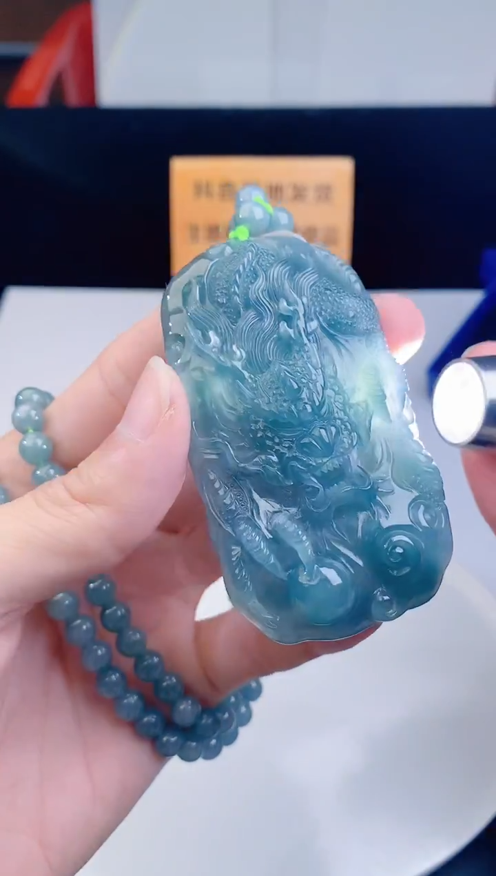 颈饰未镶嵌翡翠   