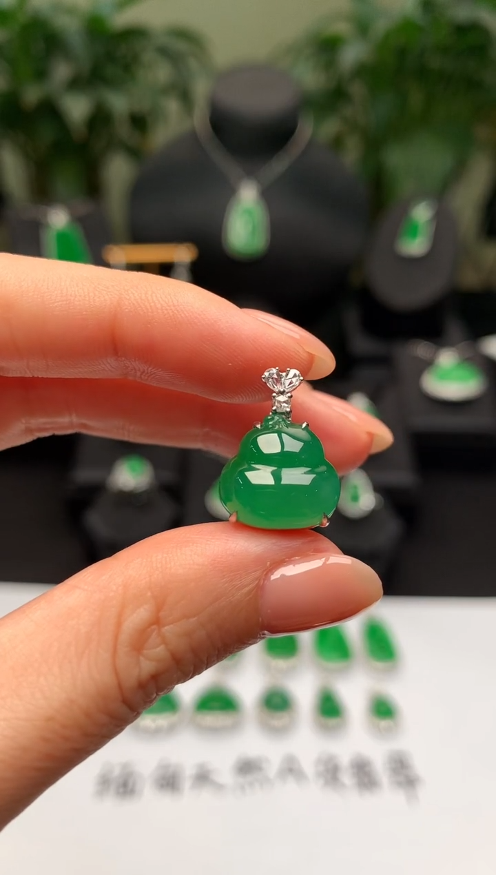 颈饰18K金镶嵌翡翠葫芦