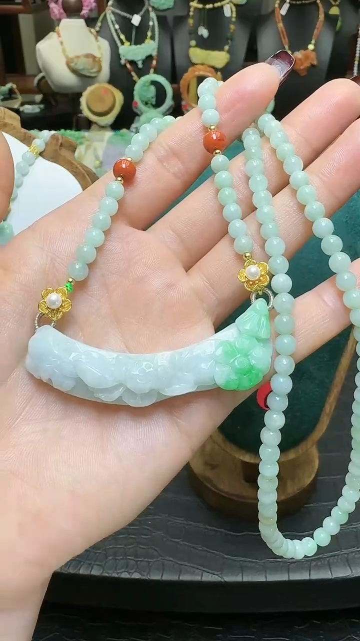 【闪购商品】翡翠颈饰18K金镶嵌天然翡翠小花弯弯