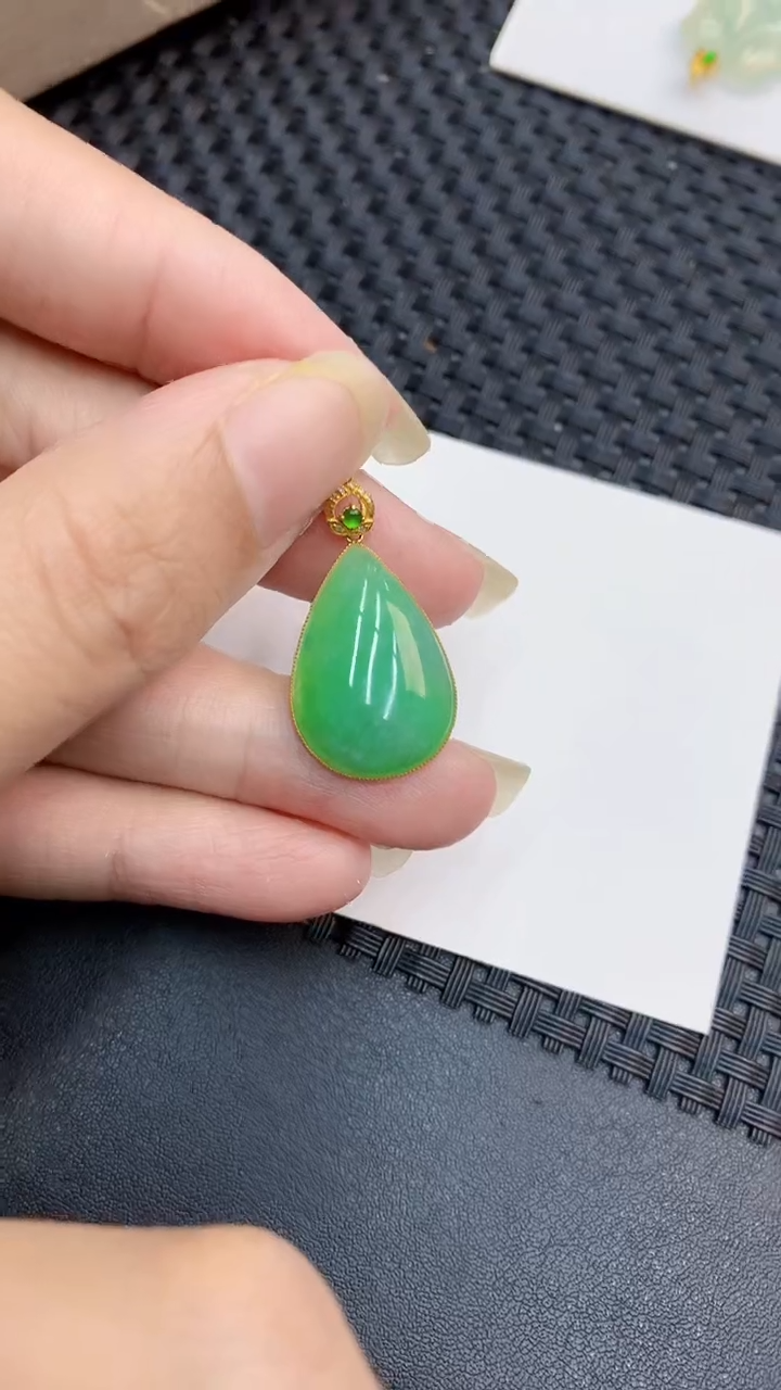 【闪购商品】翡翠颈饰18K金镶嵌            8