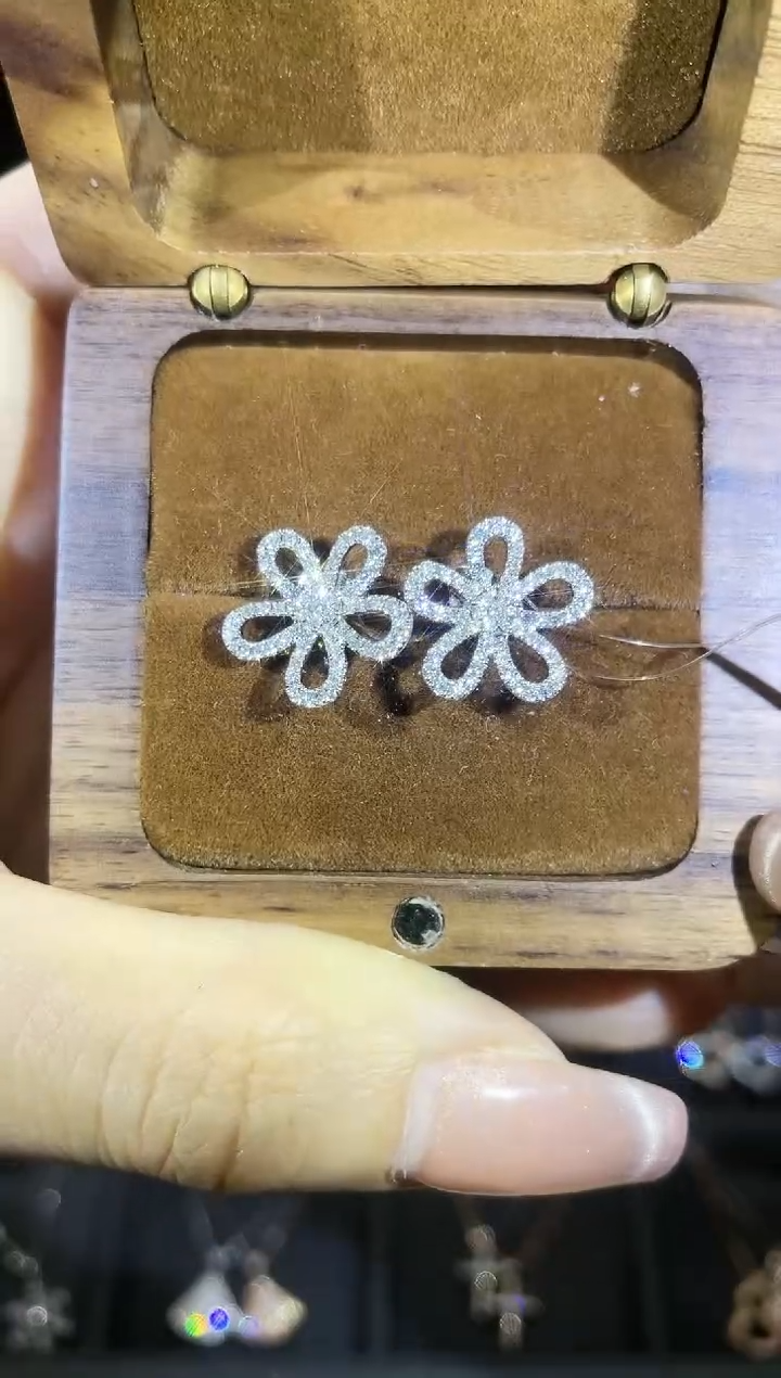 【闪购商品】钻石耳饰18K金镶嵌18K金白  多人  五花