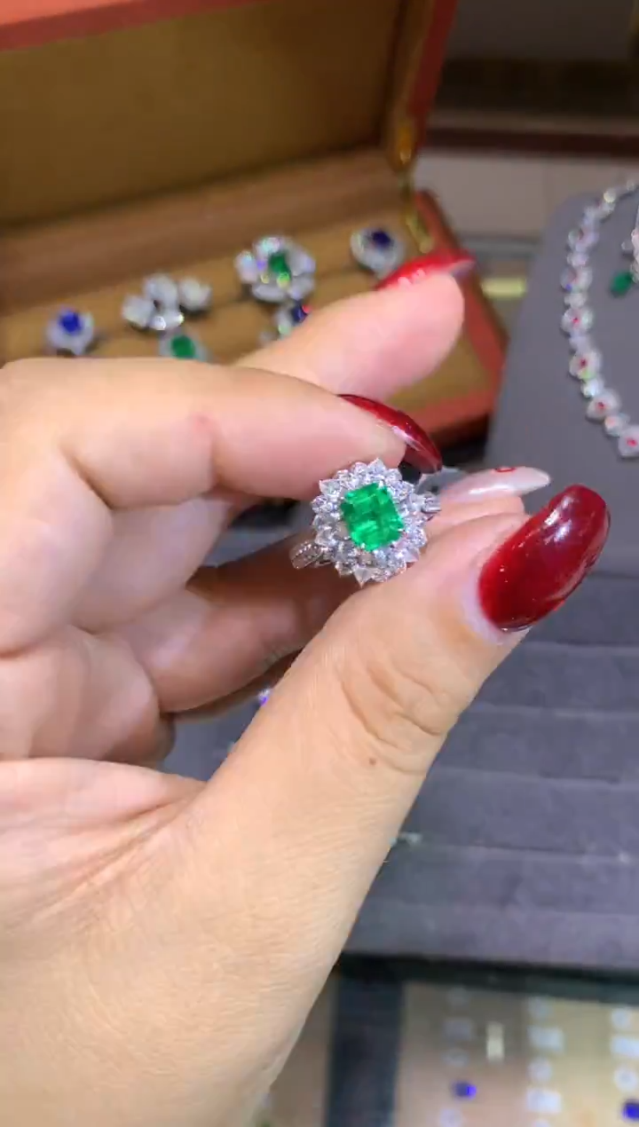 18K金镶嵌戒指祖母绿1.35ct