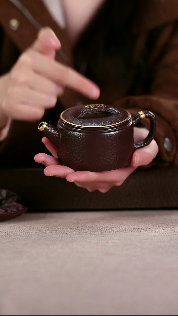 茶壶紫砂四号井茄皮紫泥描金锤纹汉瓦