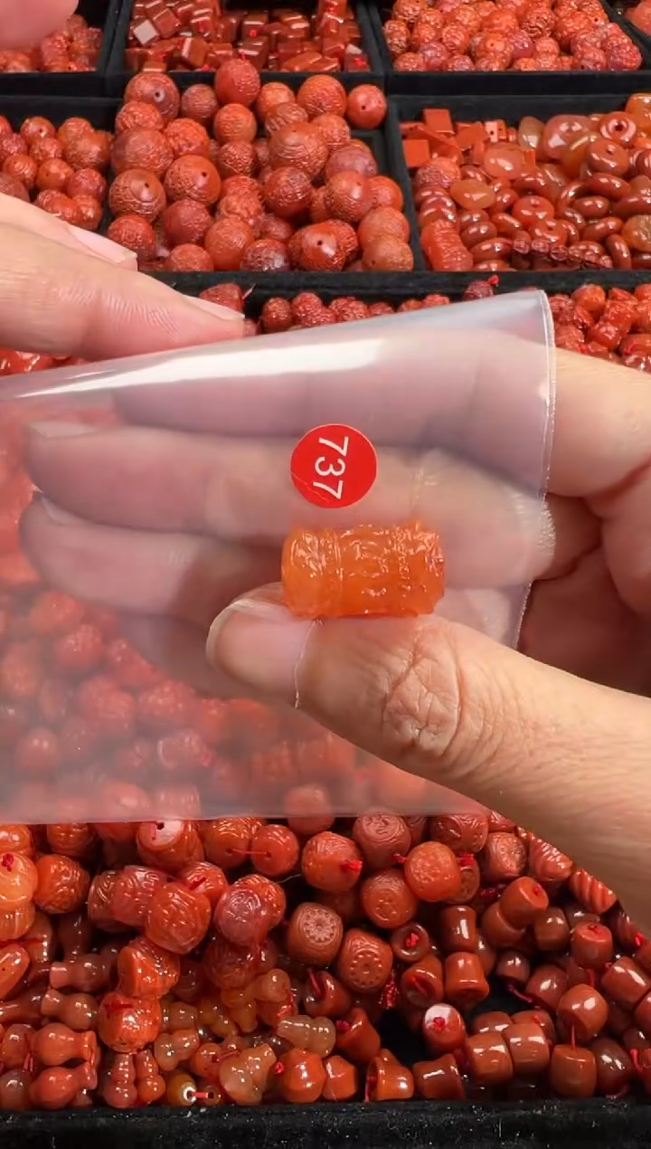 南红玛瑙未镶嵌颈饰1