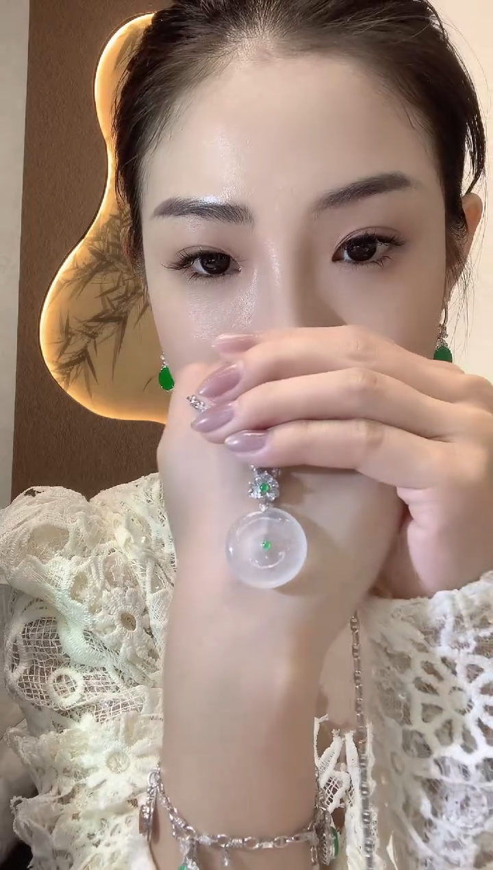 【闪购商品】翡翠吊坠(不含链)18K金镶嵌Q4翡翠