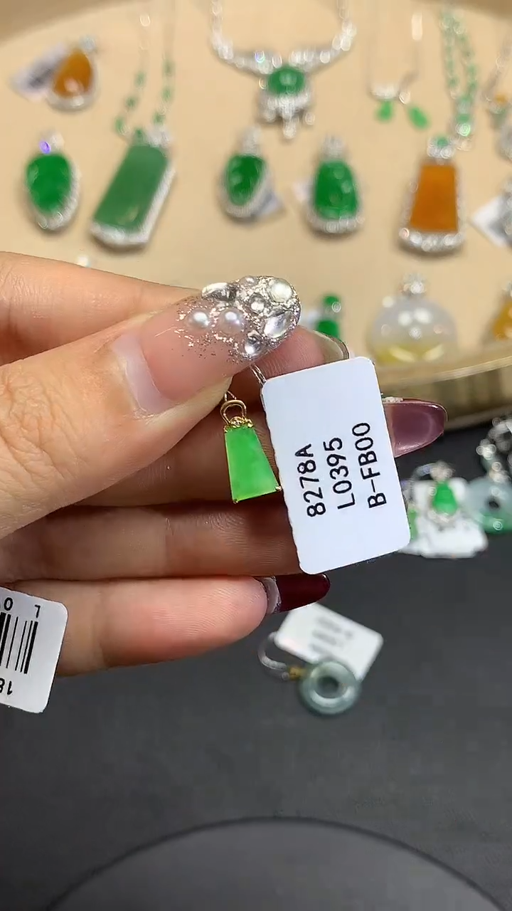 【闪购商品】翡翠吊坠(不含链)18K金镶嵌多样性发其一L0395