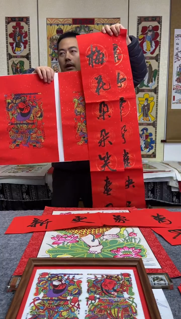 坚*?门神红底秦叔宝尉迟恭+万象更新对联