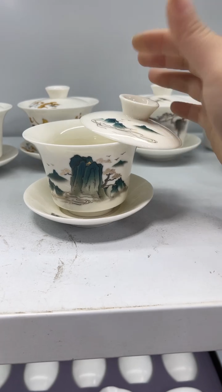 中号马蹄彩云山悬停盖碗